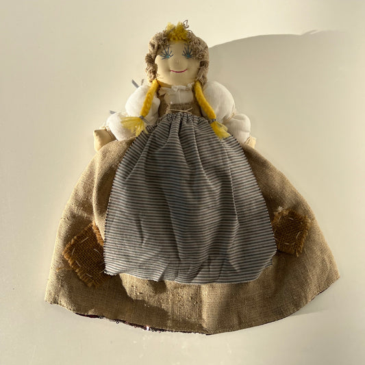 Rankų gamybos, dvipusė lėlė.