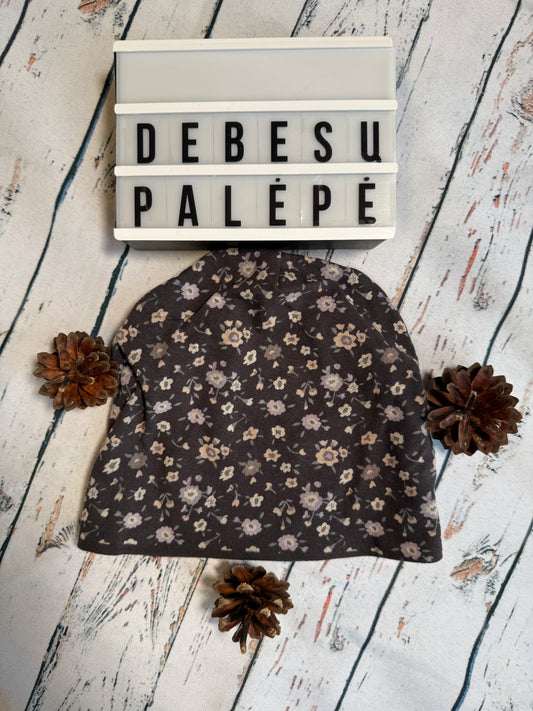 Kepurė su gėlytėmis