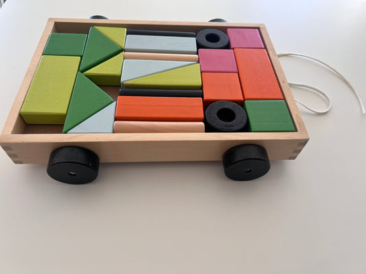 Medinių kaladėlių vežimukas