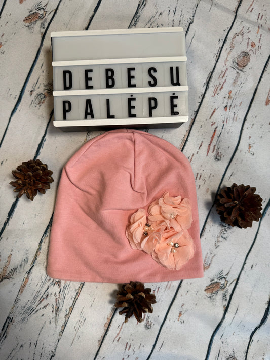 Kepurė su gėlytėmis