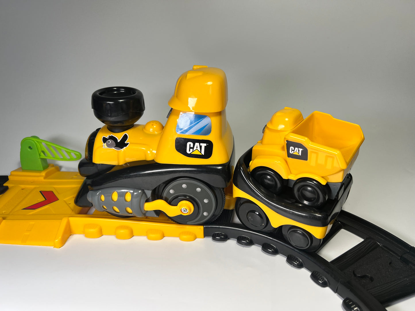 CAT traukinys su šviesomis ir garsais Junior Crew, 82489