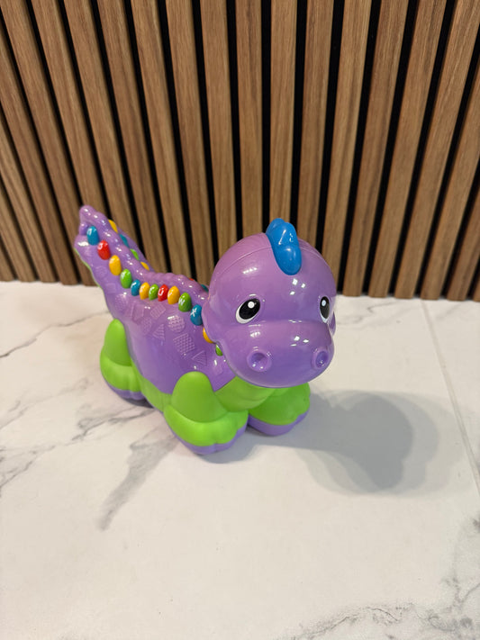 🦖 Linksmasis dinozauras – spalvų ir raidžių draugas