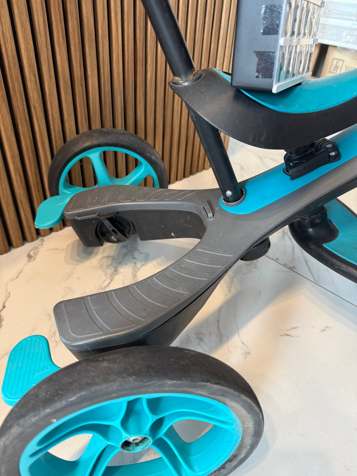 🚲 Globber vaikiškas triratukas su stūmimo rankena