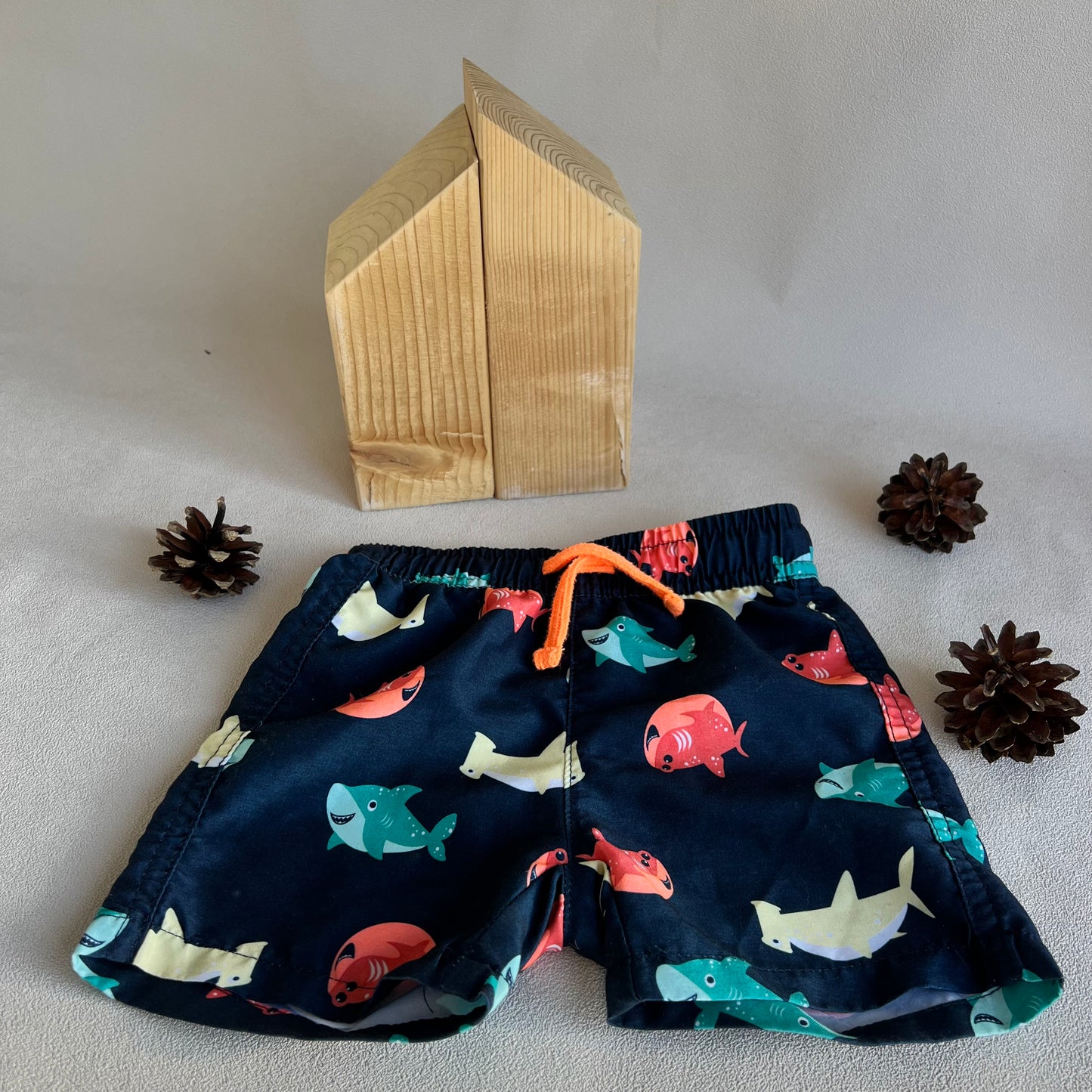 Maudymosi šortukai, Su Cute