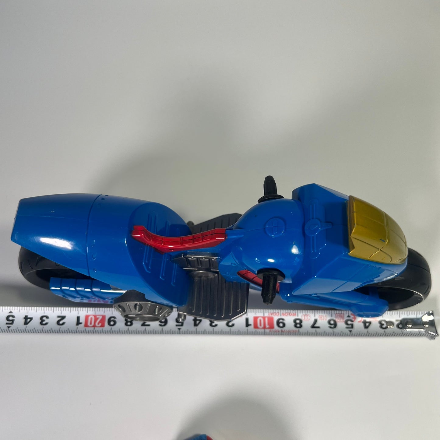 Žmogaus voro motociklas su laikrodžiu
