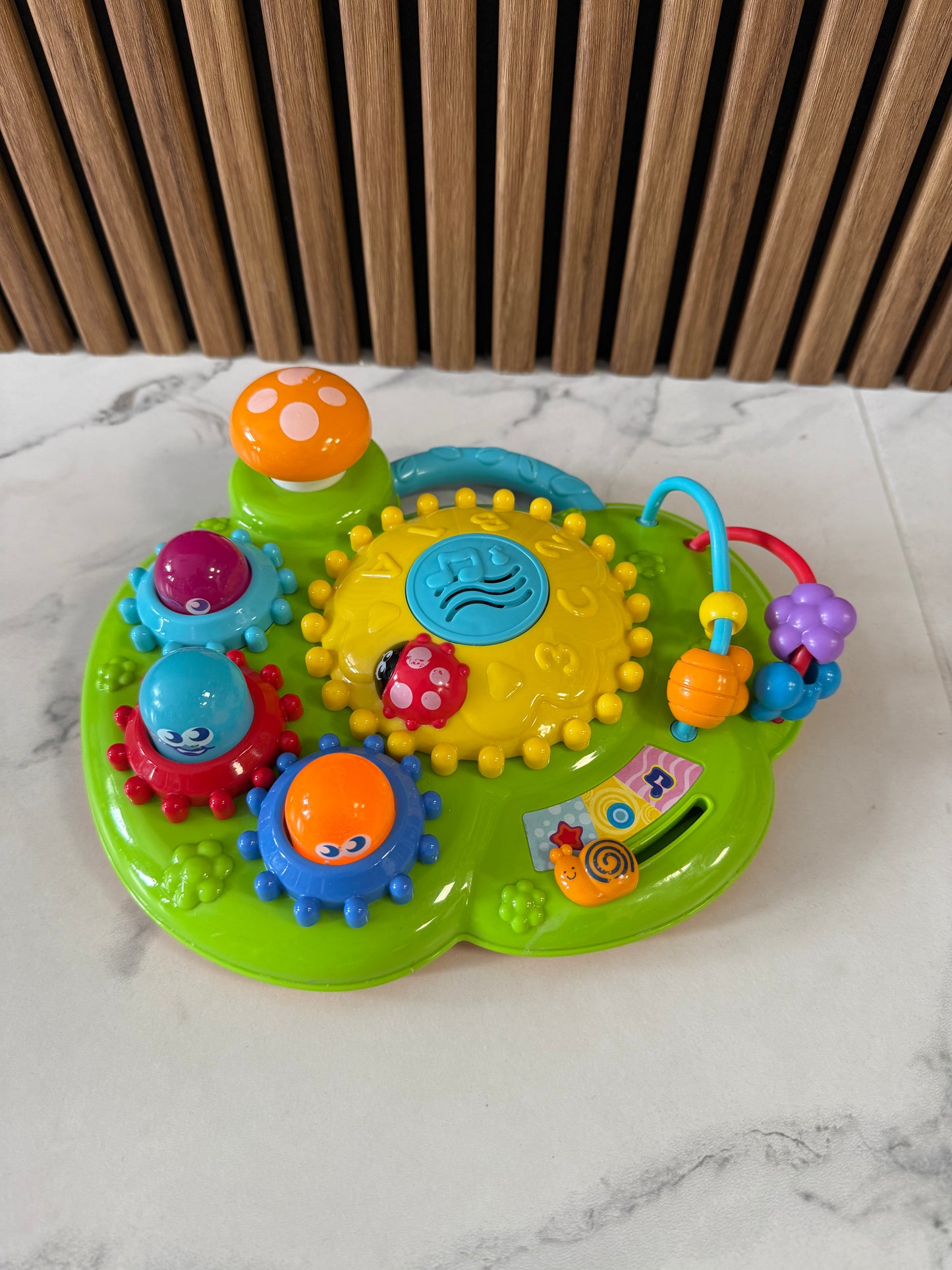 Spalvotų Aštuonkojukų Muzikinis Nuotykių Salynas