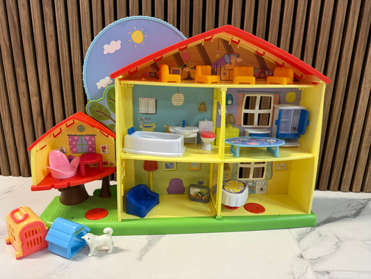 Spalvingi Peppa Pig namai su kiemeliu ir gyvūnėliu