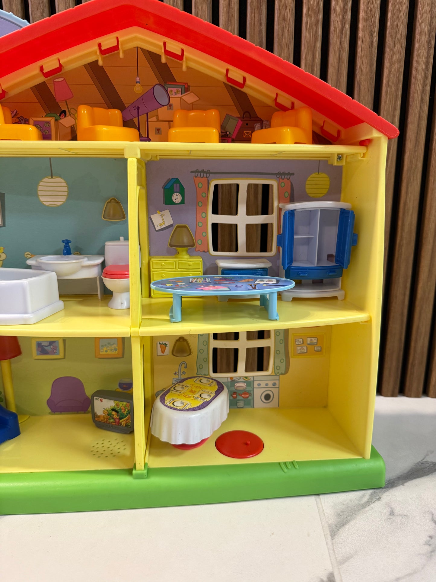 Spalvingi Peppa Pig namai su kiemeliu ir gyvūnėliu