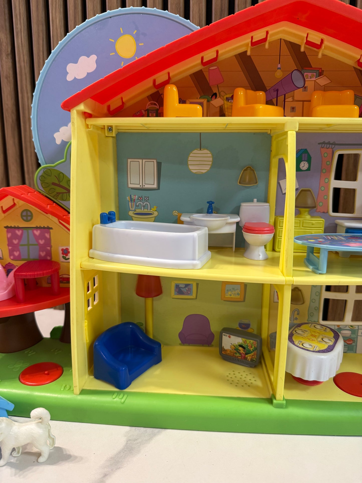 Spalvingi Peppa Pig namai su kiemeliu ir gyvūnėliu