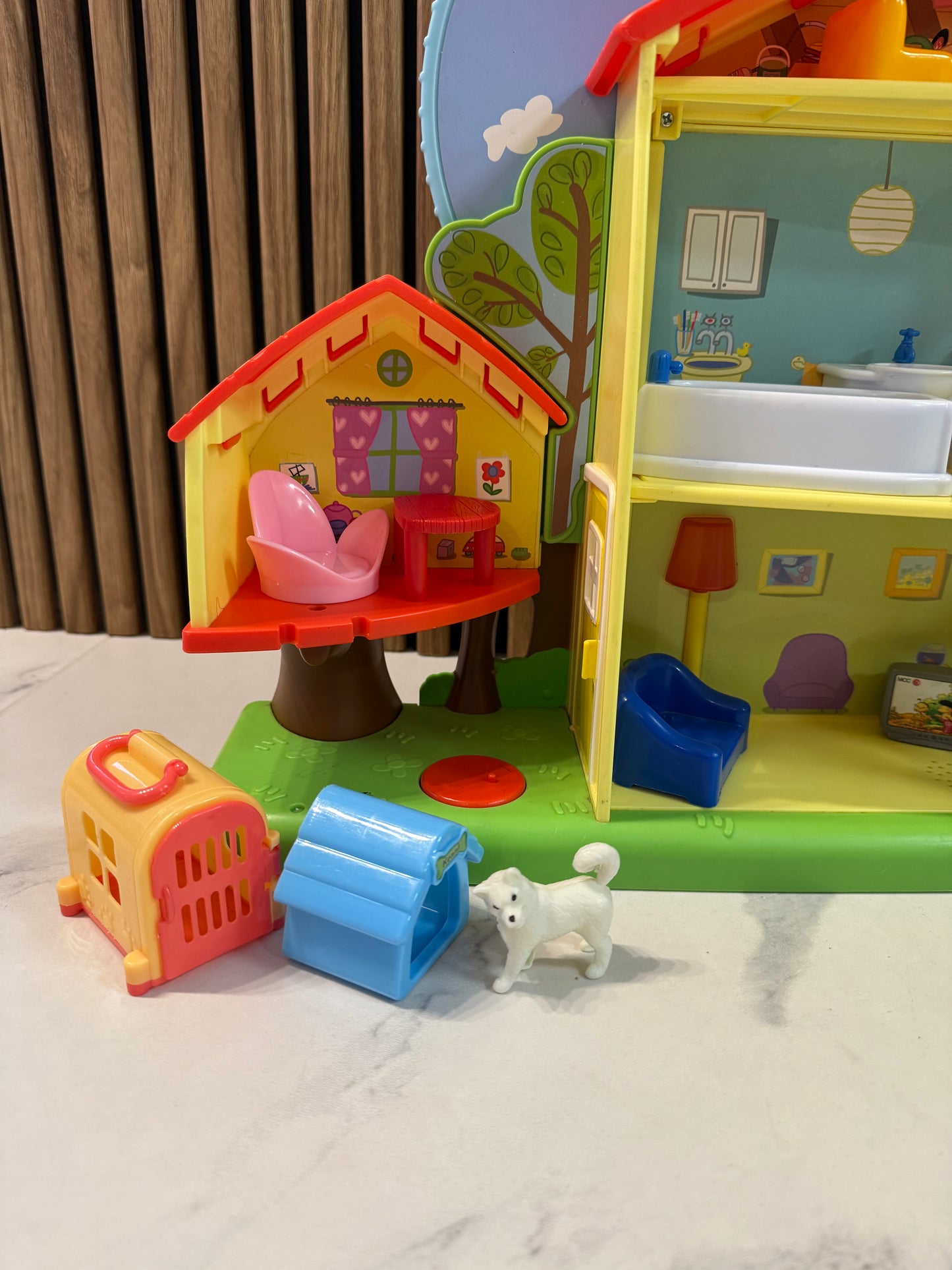 Spalvingi Peppa Pig namai su kiemeliu ir gyvūnėliu