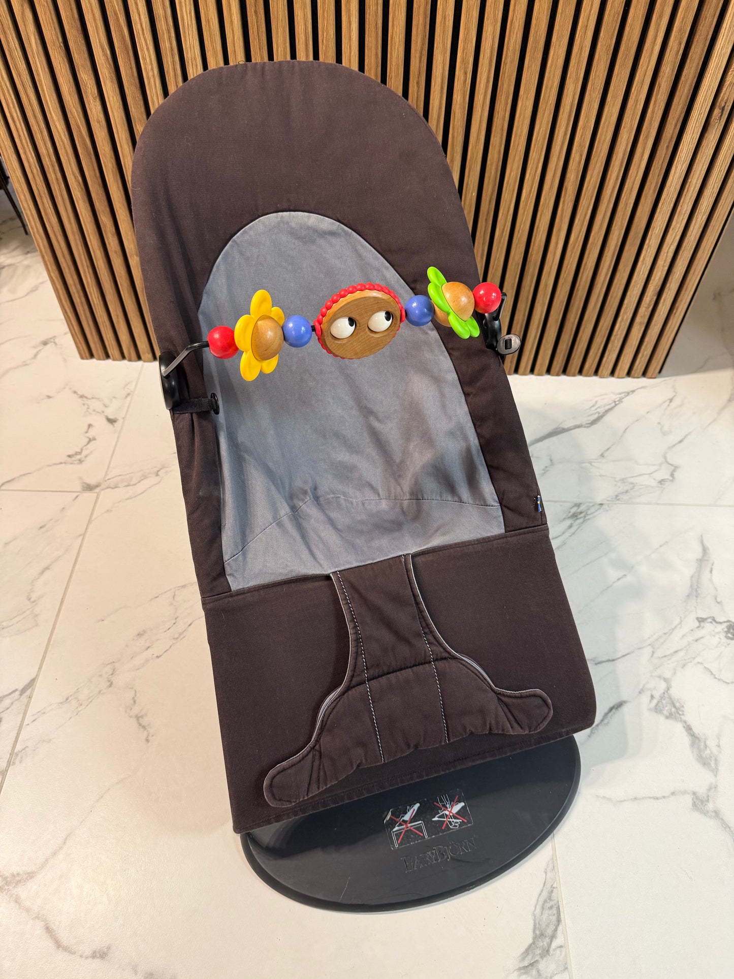 Gultukas BabyBjorn su žaisliuku