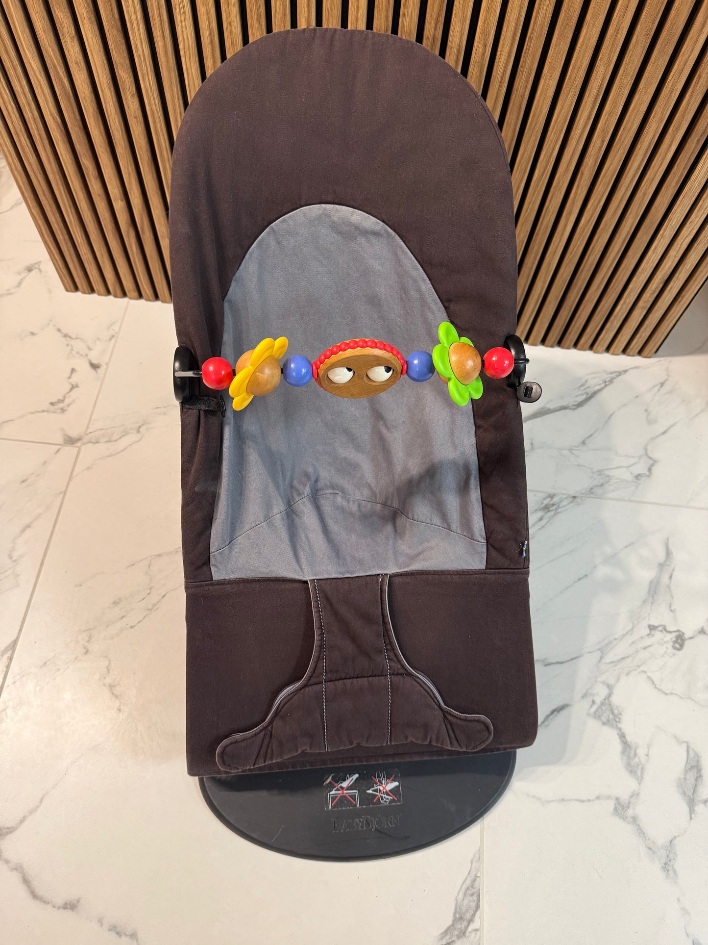 Gultukas BabyBjorn su žaisliuku