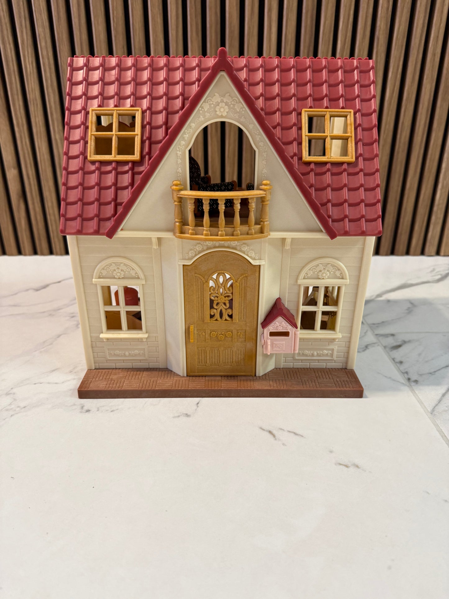 Sylvanian Families „Red Roof Cosy Cottage“ – jaukus miško gyventojų namelis🏡