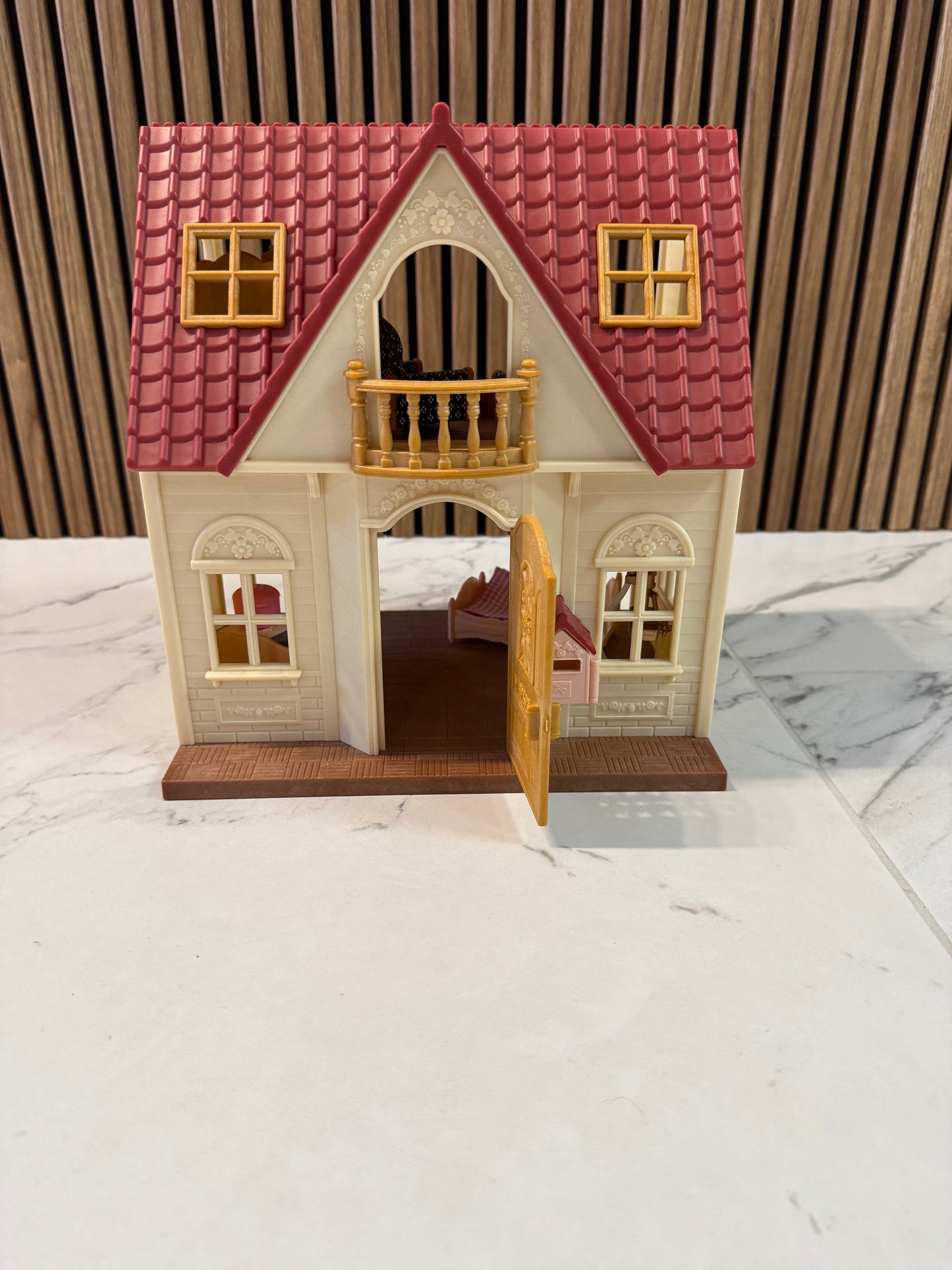 Sylvanian Families „Red Roof Cosy Cottage“ – jaukus miško gyventojų namelis🏡