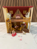 Sylvanian Families „Red Roof Cosy Cottage“ – jaukus miško gyventojų namelis🏡