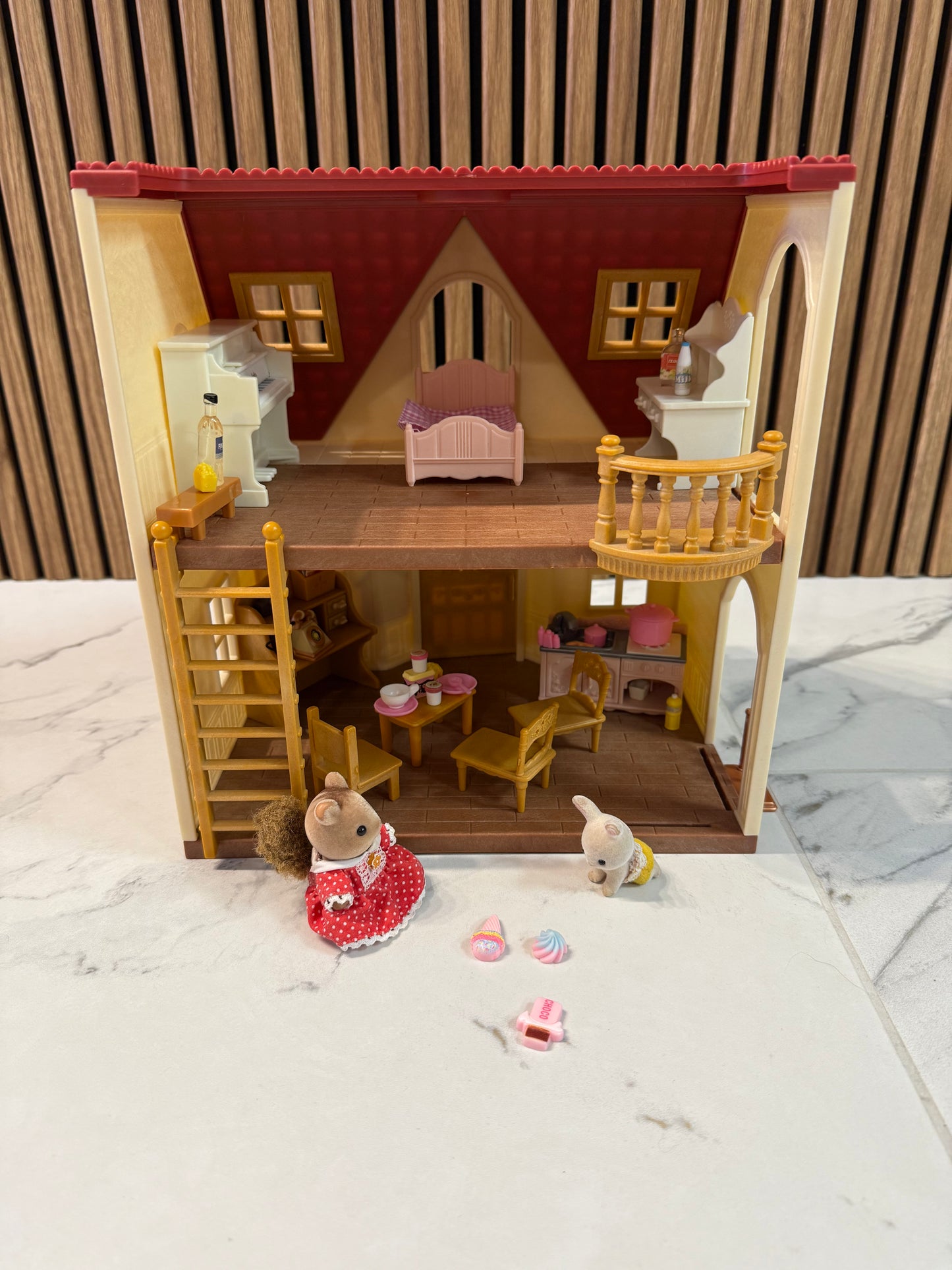 Sylvanian Families „Red Roof Cosy Cottage“ – jaukus miško gyventojų namelis🏡
