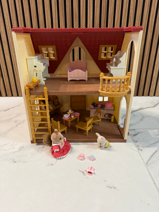 Sylvanian Families „Red Roof Cosy Cottage“ – jaukus miško gyventojų namelis🏡