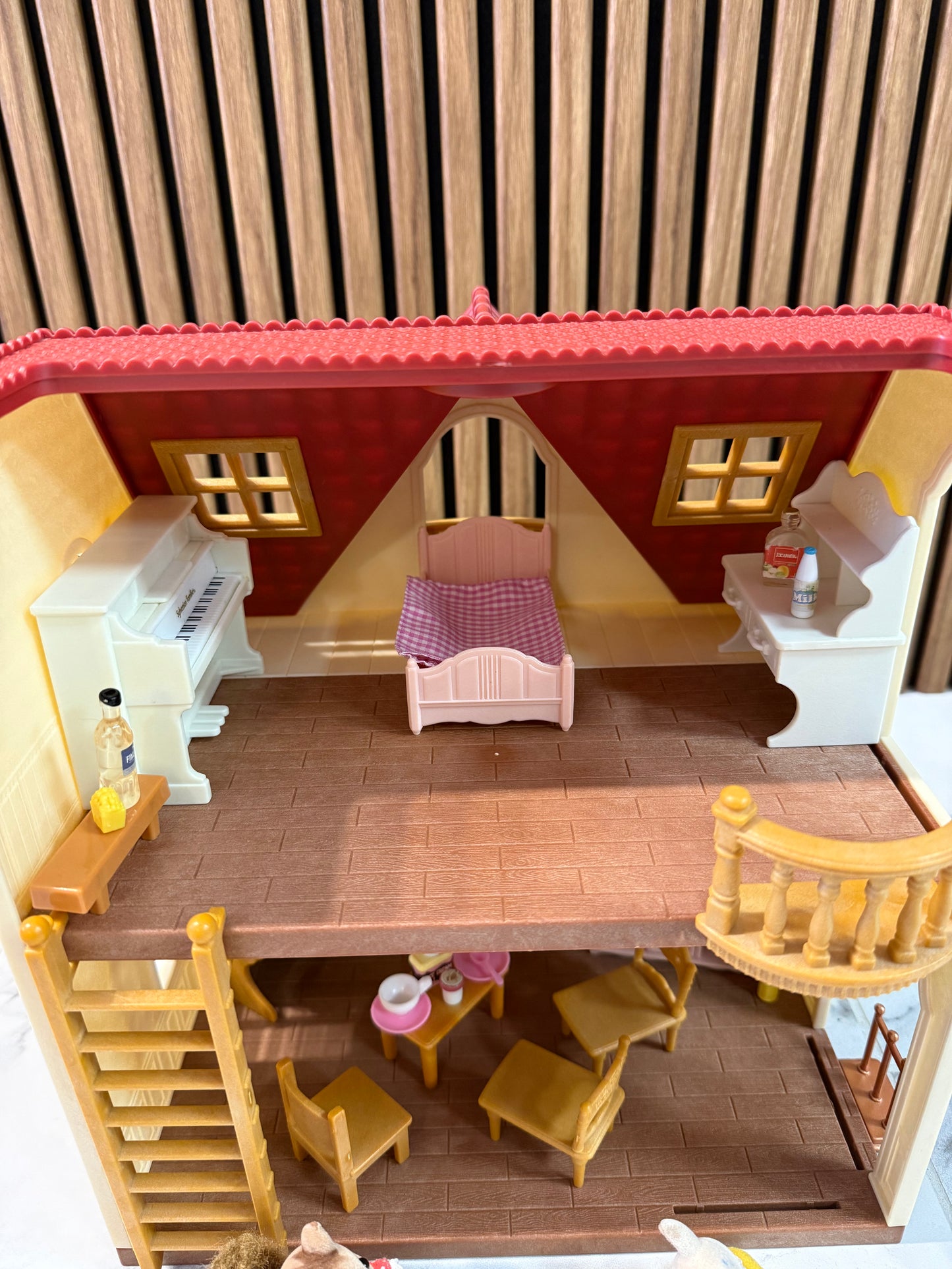 Sylvanian Families „Red Roof Cosy Cottage“ – jaukus miško gyventojų namelis🏡