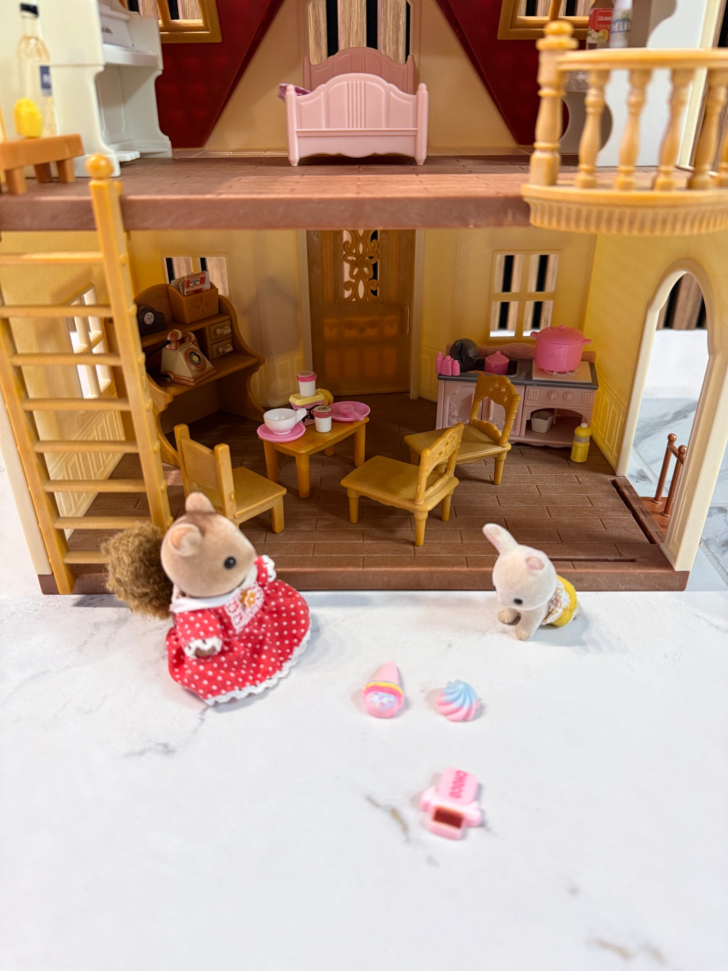 Sylvanian Families „Red Roof Cosy Cottage“ – jaukus miško gyventojų namelis🏡