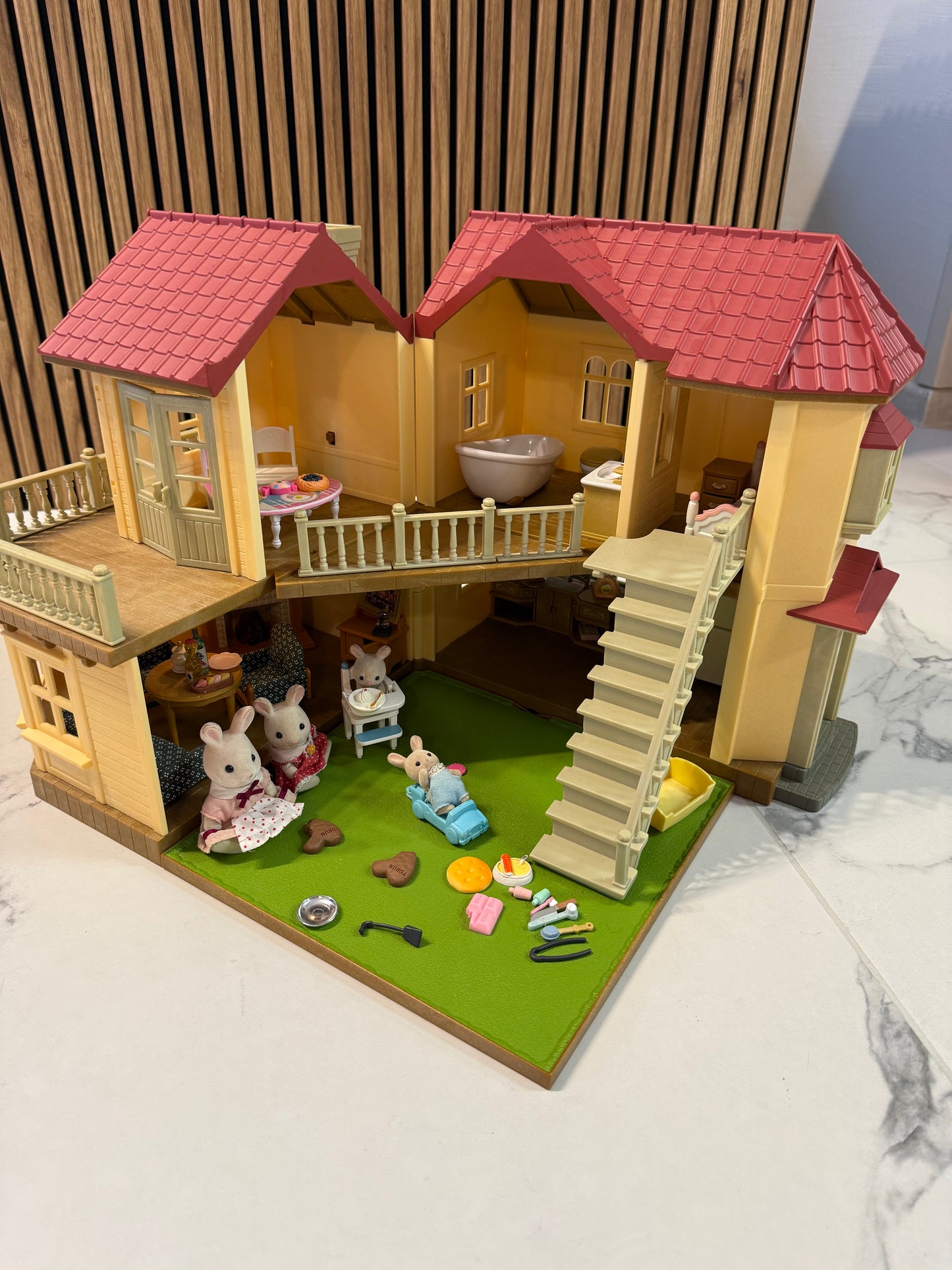Sylvanian Families Didysis Namas su Kiemo Žaidimų Rinkiniu🏡