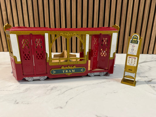 Sylvanian Families “Ride-Along Tram” – kelionė po miestelį!