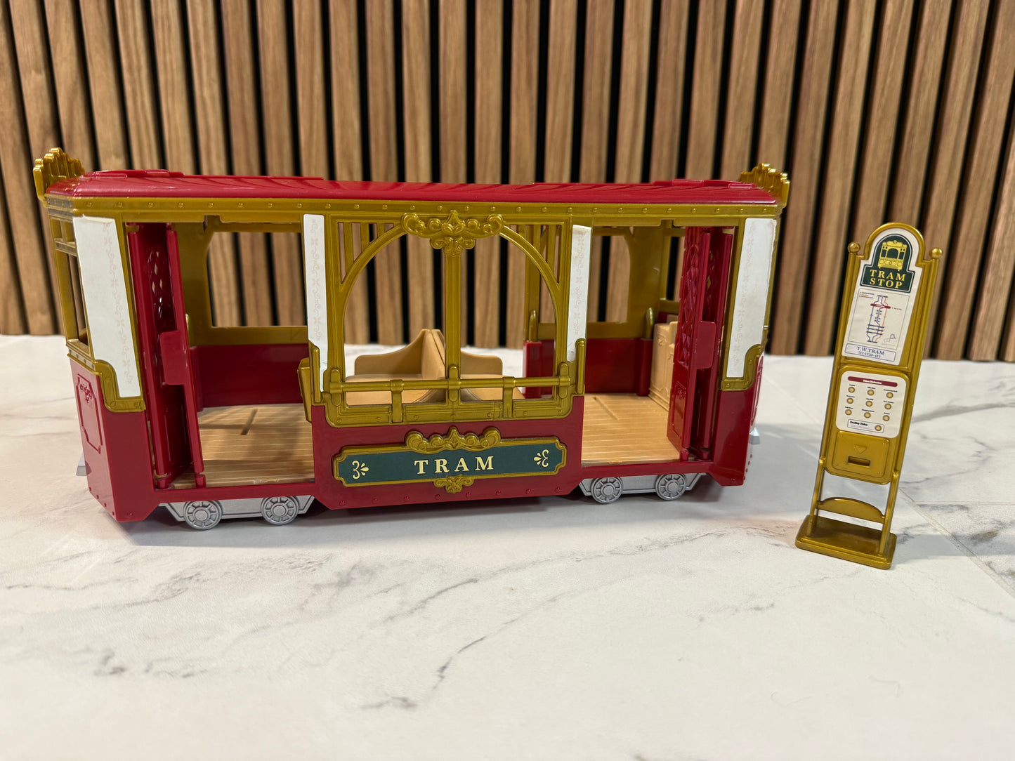 Sylvanian Families “Ride-Along Tram” – kelionė po miestelį!