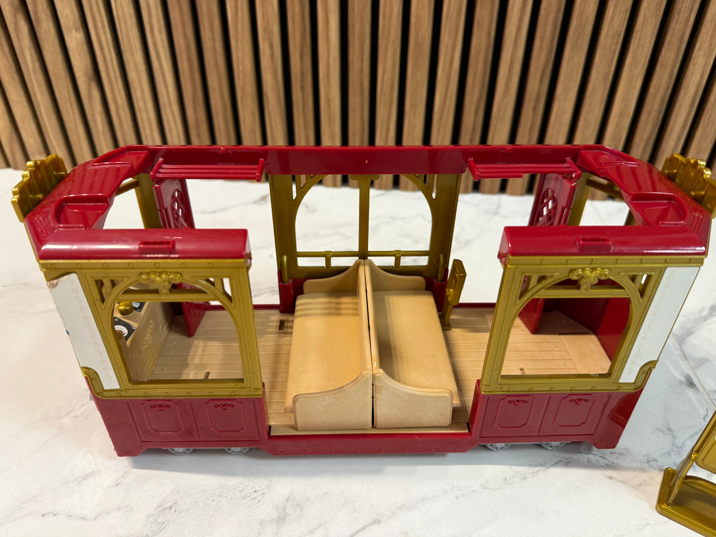 Sylvanian Families “Ride-Along Tram” – kelionė po miestelį!