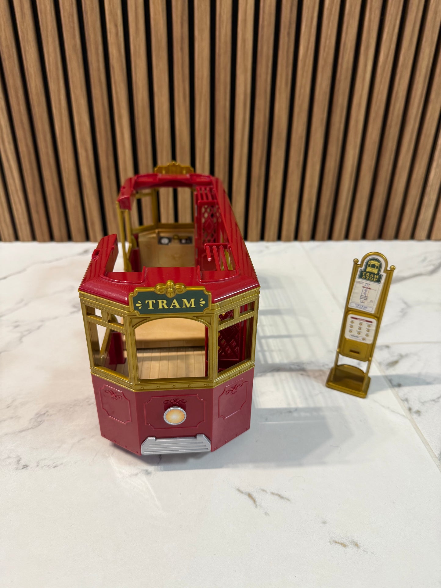Sylvanian Families “Ride-Along Tram” – kelionė po miestelį!