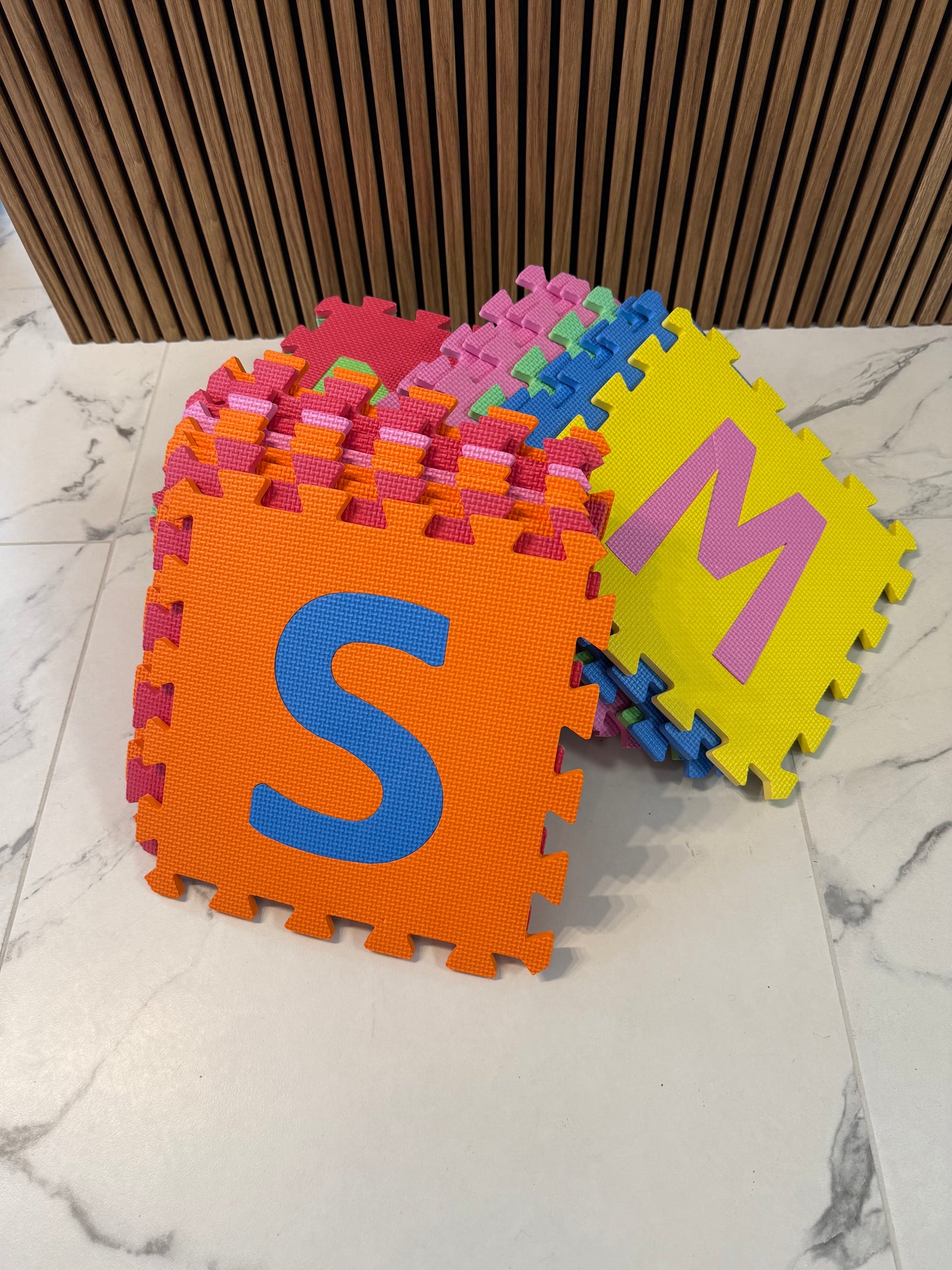 Spalvotos dėlionės su raidėmis – žaisminga erdvė mažiesiems