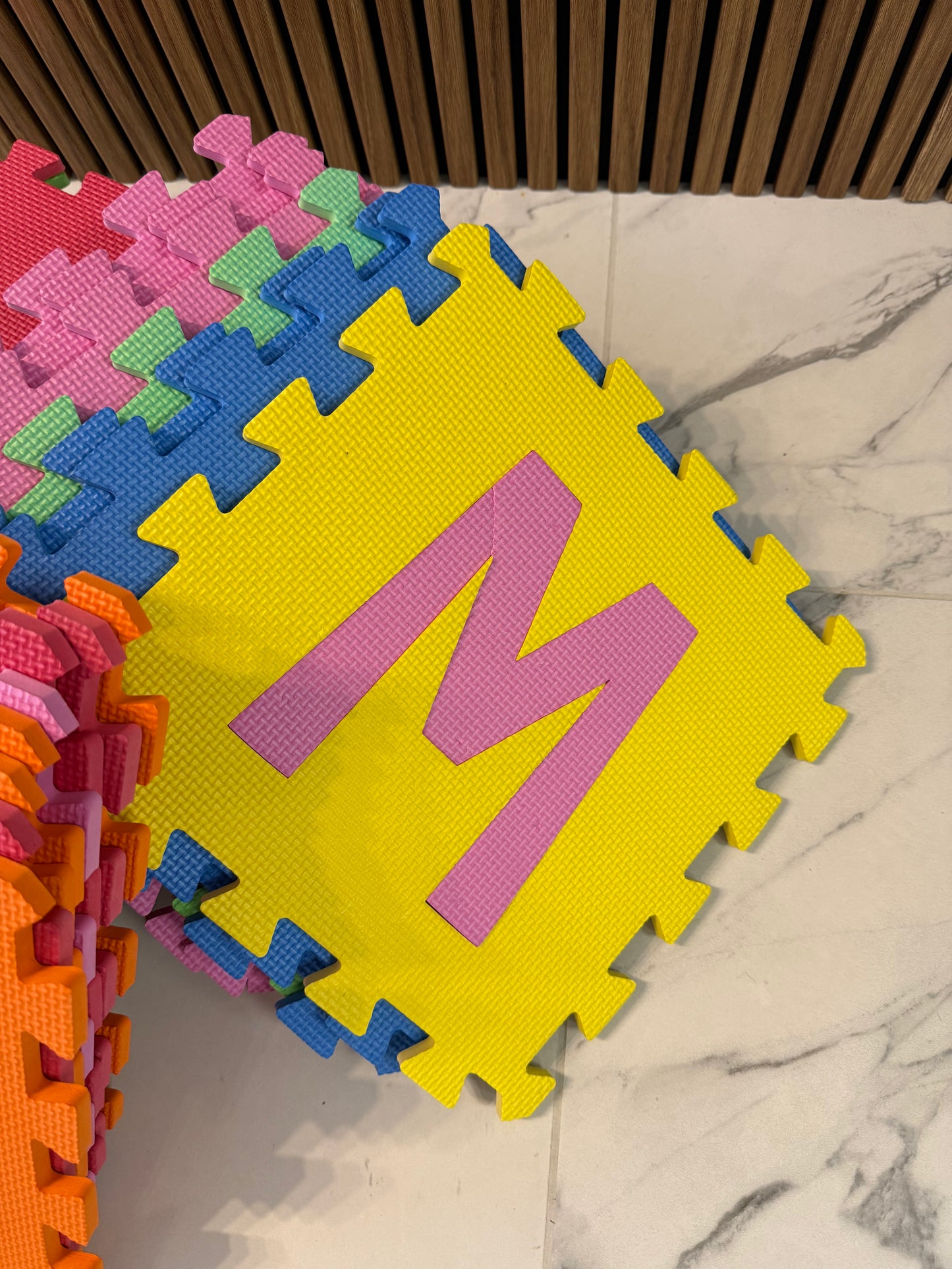 Spalvotos dėlionės su raidėmis – žaisminga erdvė mažiesiems