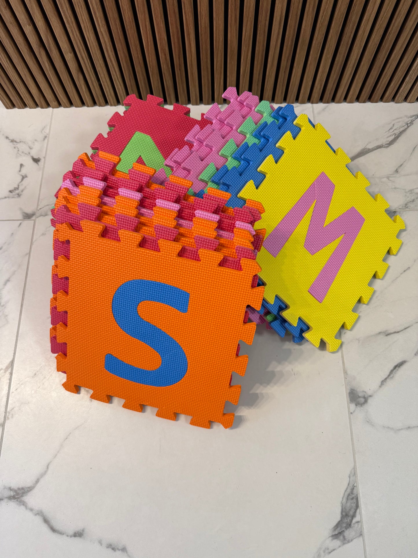 Spalvotos dėlionės su raidėmis – žaisminga erdvė mažiesiems