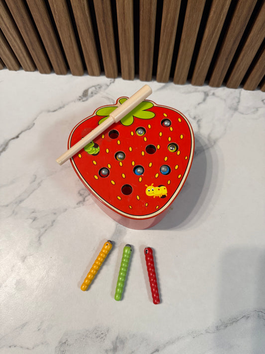 🍓Magnetinė braškytė – vikšrelių medžioklė