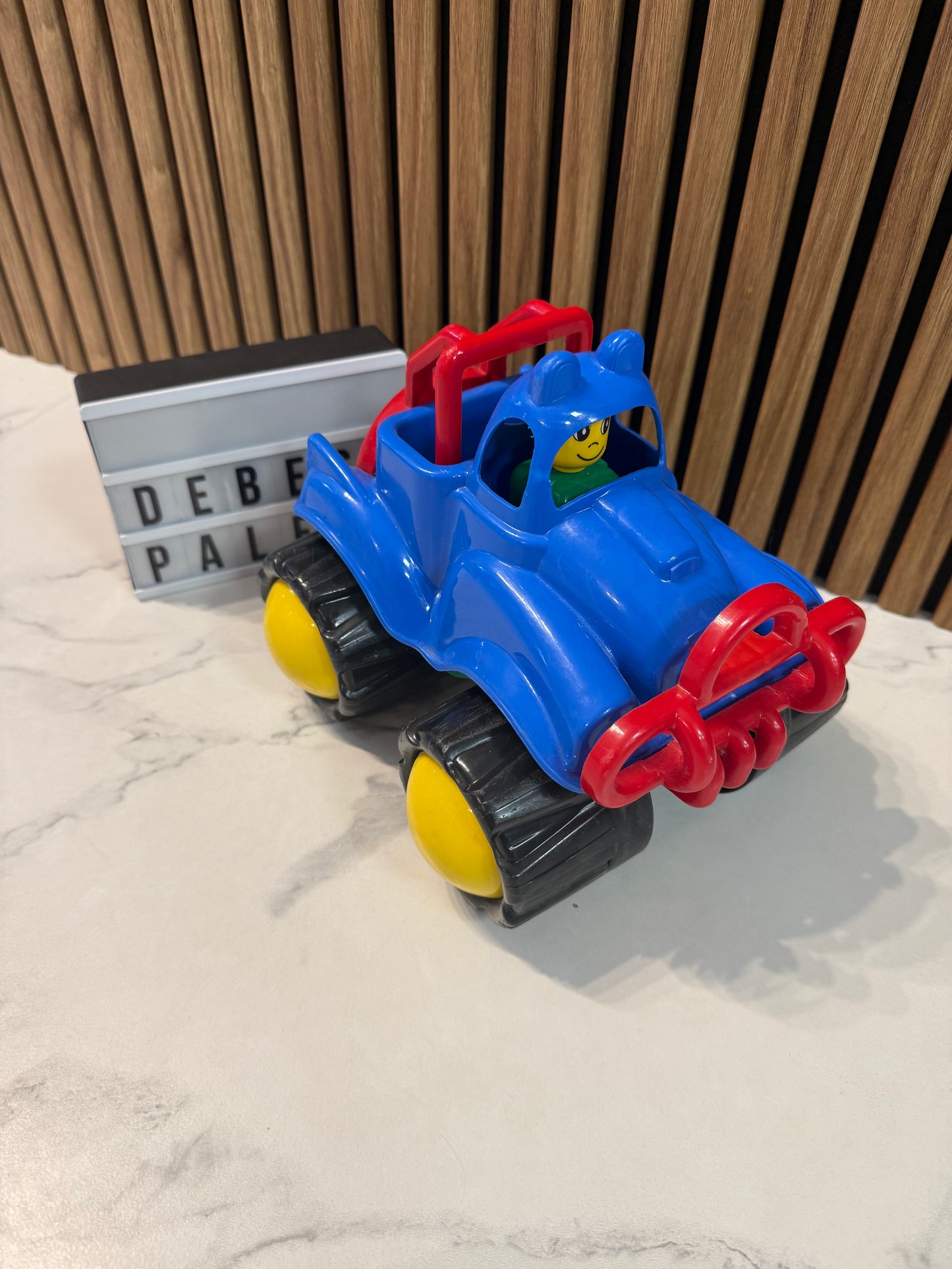 🚗 Spalvotas sunkvežimis