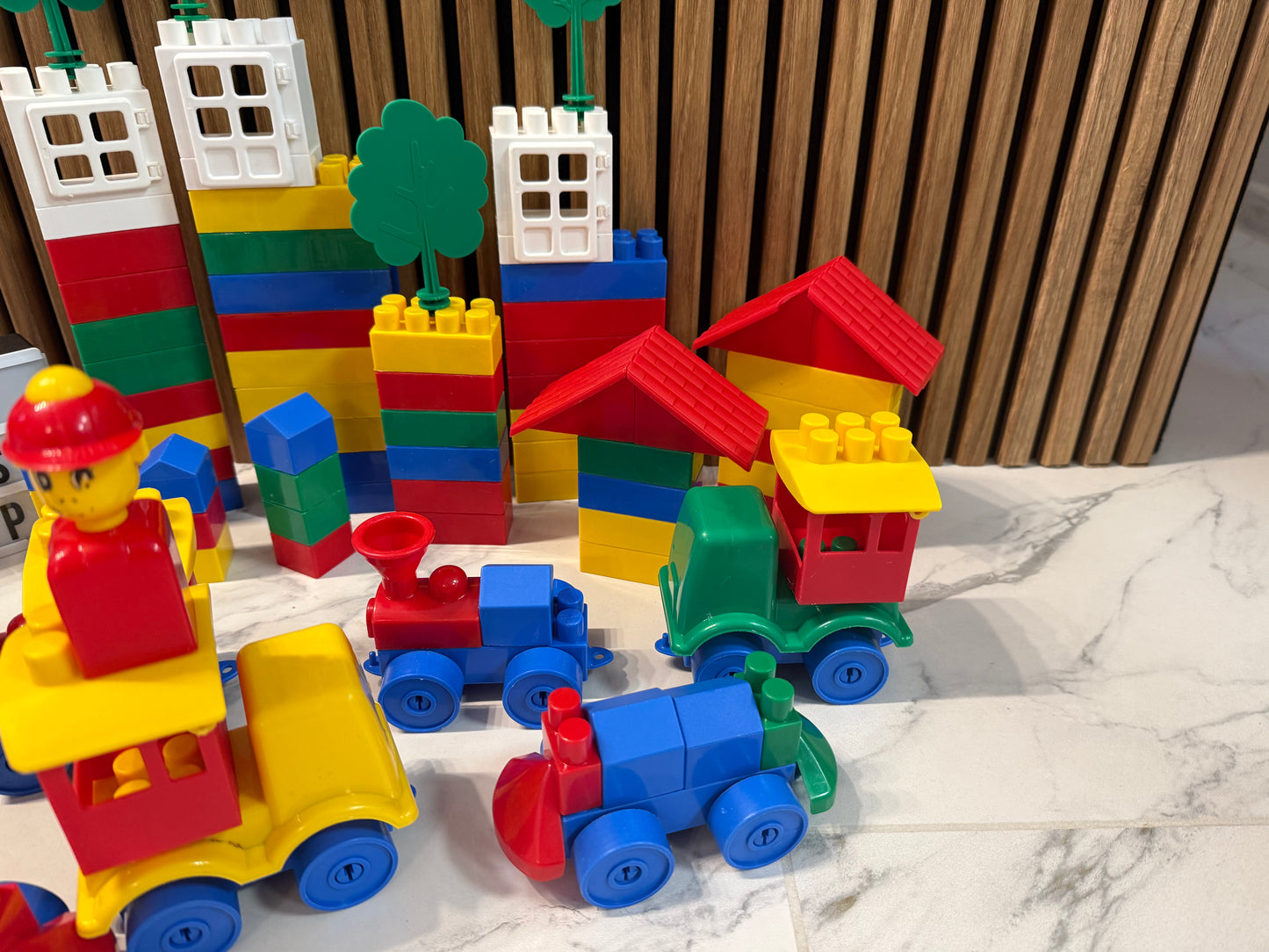 🌈 Didysis spalvotų kaladėlių miestelis su traukinukais