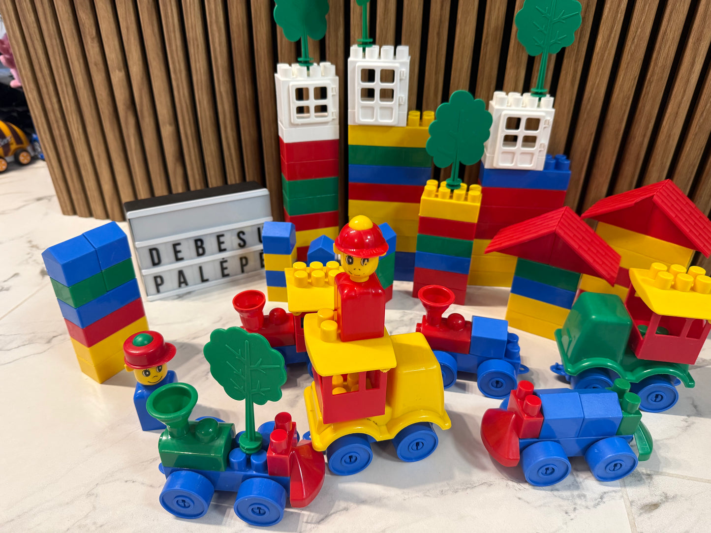 🌈 Didysis spalvotų kaladėlių miestelis su traukinukais