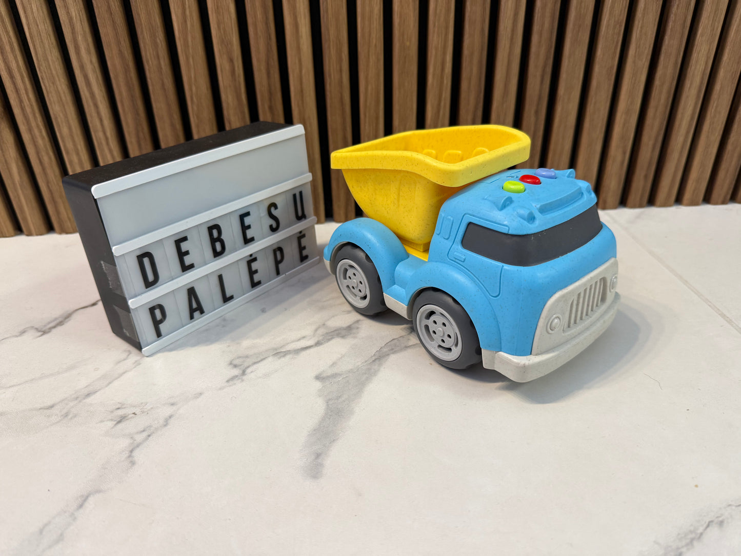 Muzikuojantis spalvotas sunkvežimis