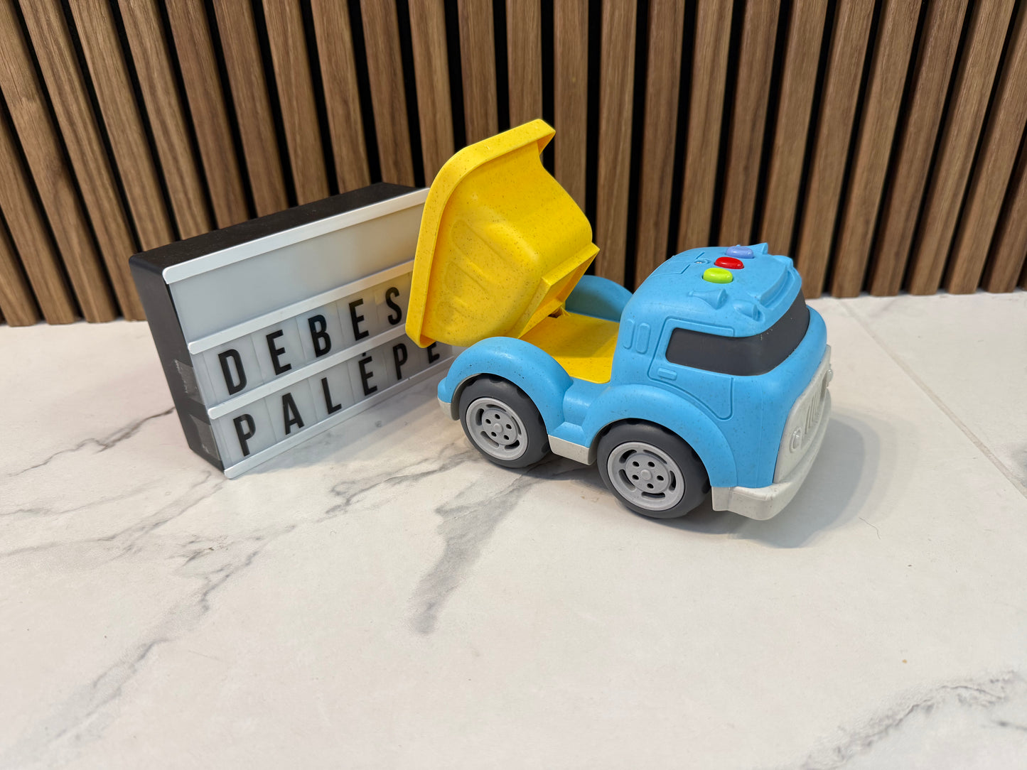 Muzikuojantis spalvotas sunkvežimis