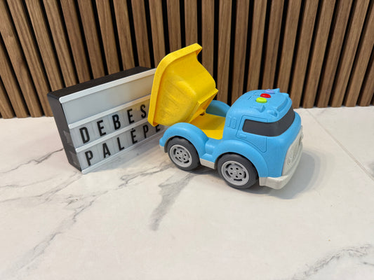 Muzikuojantis spalvotas sunkvežimis