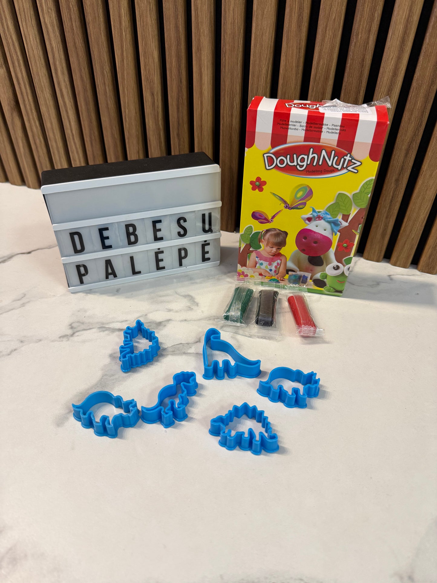 Dinozaurų kūrybos rinkinys su formelėmis ir plastilinu