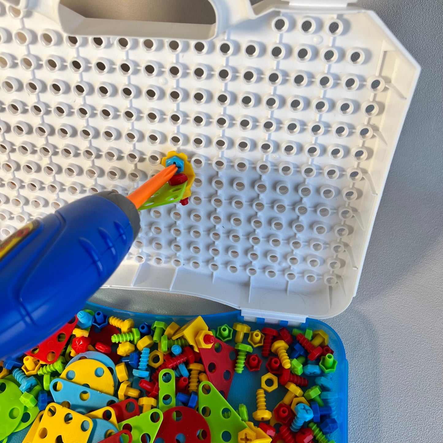 Konstruktorius su elektriniu suktuvu