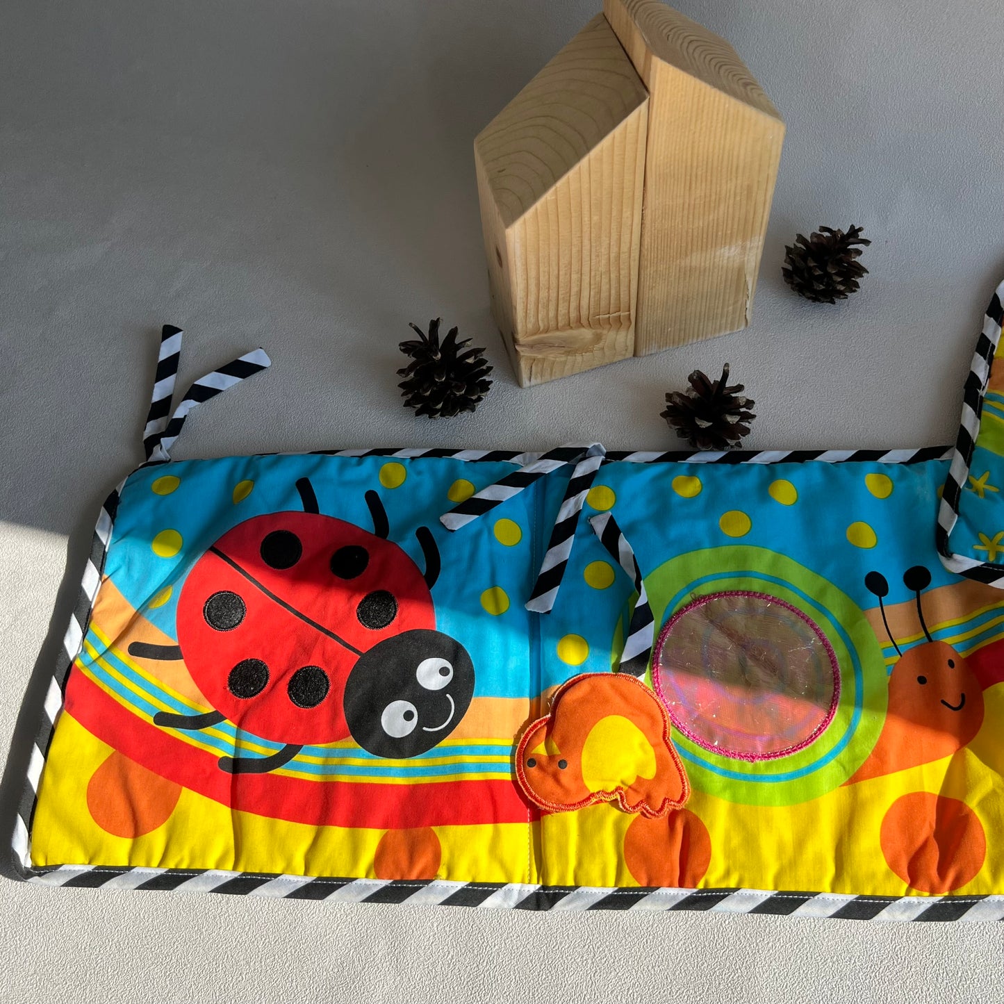 Medžiaginė spalvota knygutė, lovelės apsaugėlė, Ladybird