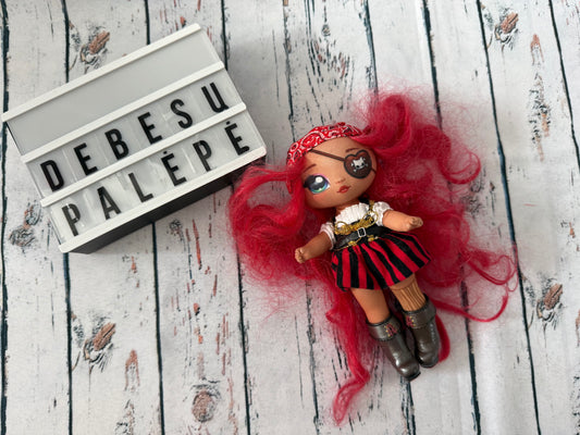 🏴‍☠️❤️ Piratė lėlytė ryškiai raudonais plaukais