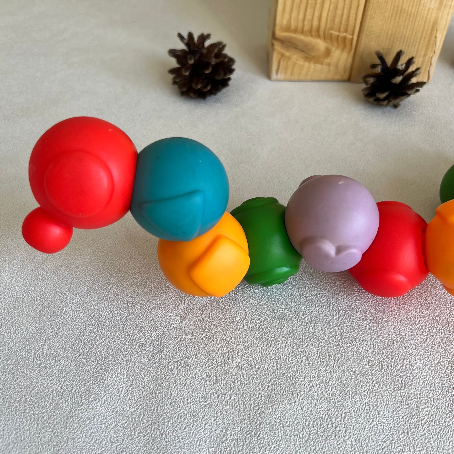 Sujungiami minkšti dideli karoliukai