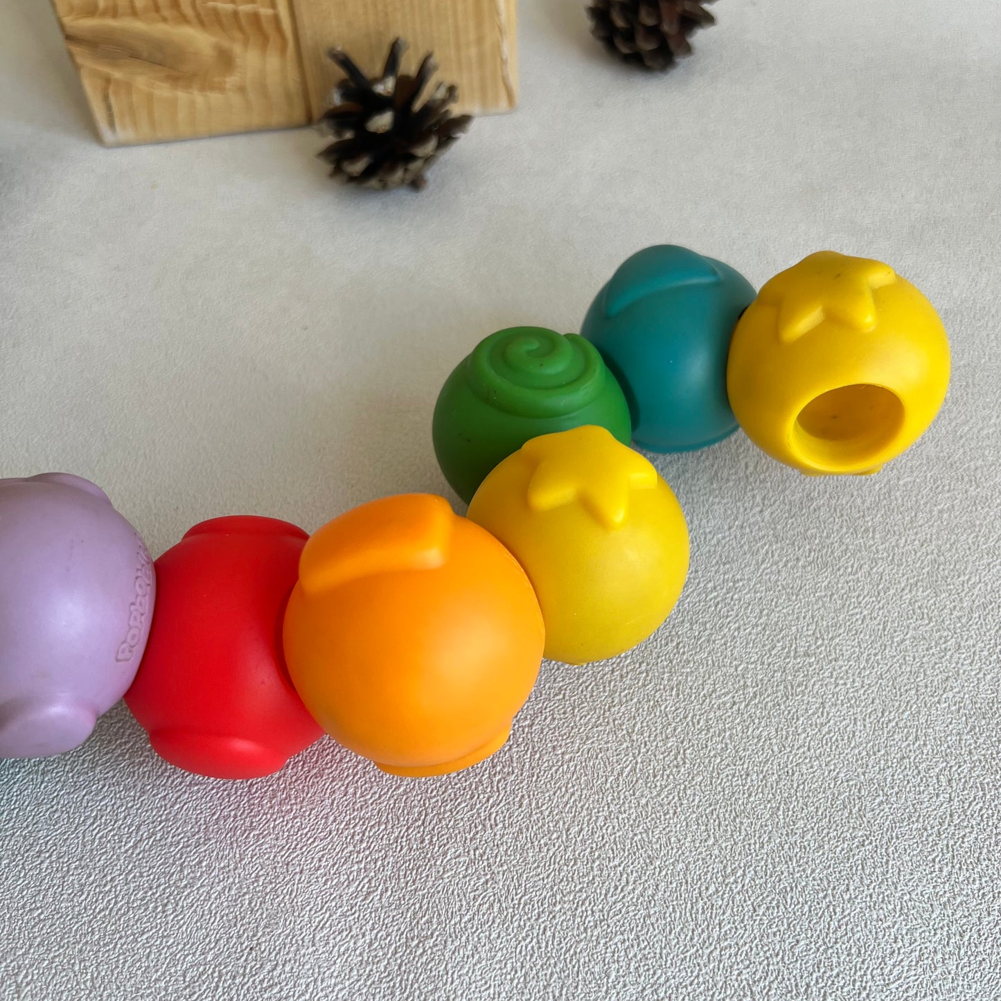 Sujungiami minkšti dideli karoliukai