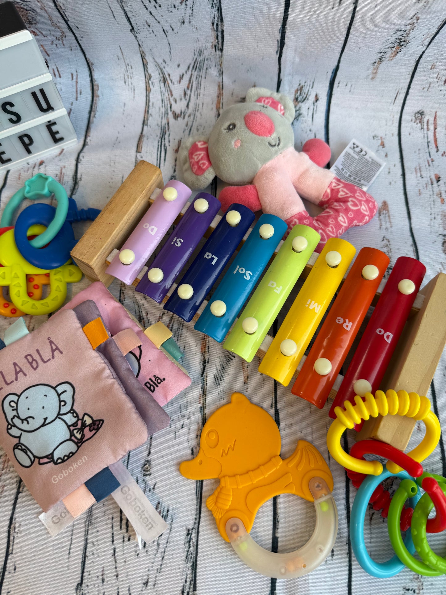 🧸🎶 Lavinamasis žaislų rinkinys „Spalvos, garsai ir pojūčiai“