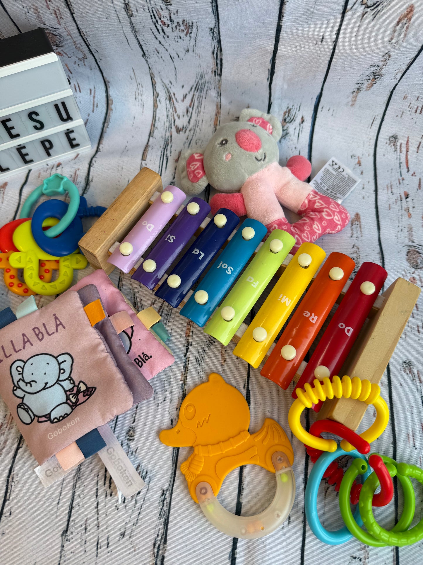 🧸🎶 Lavinamasis žaislų rinkinys „Spalvos, garsai ir pojūčiai“