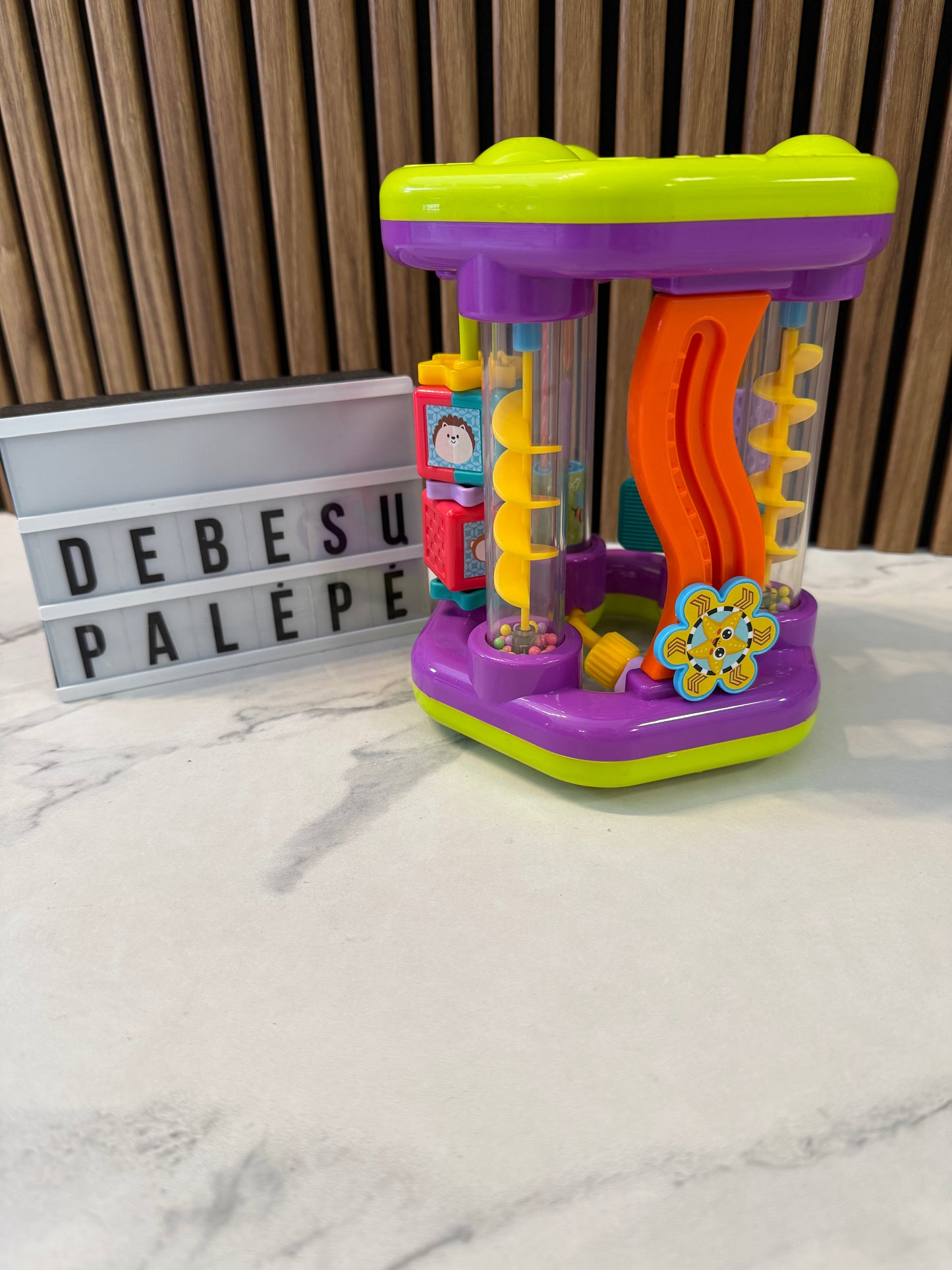 Spalvingas veiklos kubas mažyliui