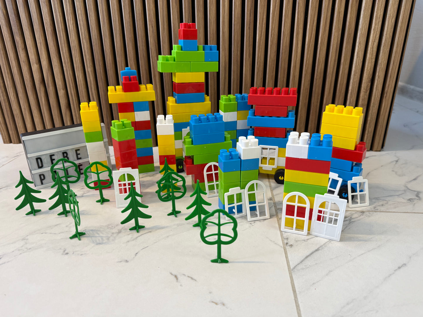 🧸 Spalvotas konstruktorių miestelis su medeliais