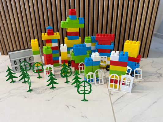 🧸 Spalvotas konstruktorių miestelis su medeliais