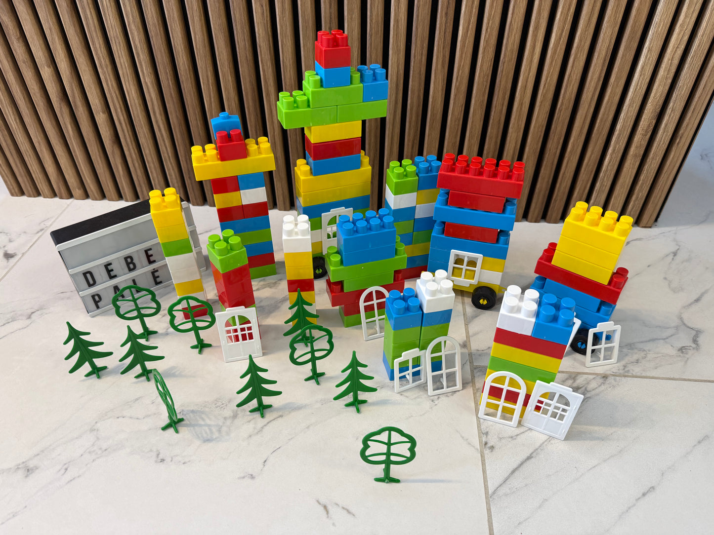 🧸 Spalvotas konstruktorių miestelis su medeliais